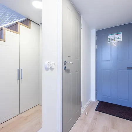 Small Cozy Two-level 9 Appartement *